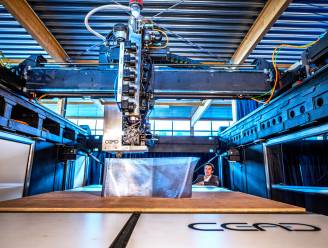 Een van de grootste 3D-printers ter wereld staat in Delft en kan kunststof voorwerpen printen ter grootte van een auto