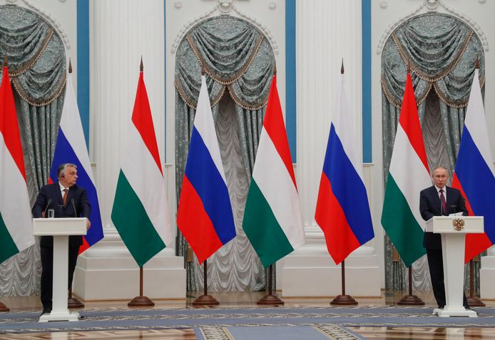 De Hongaarse premier Viktor Orban (links) en Russisch president Vladimir Poetin (rechts)