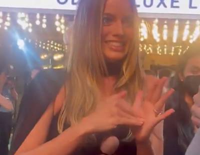 KIJK. Margot Robbie verrast fan met gebarentaal
