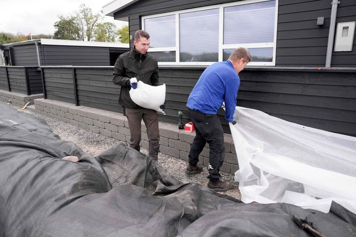 Jacob Nissen en Christian Mikkelsen beveiligen hun zomerhuis in Sonderballe Strand in het zuiden van Denemarken.