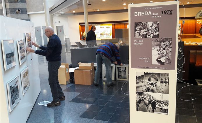Johan van Gurp (links) en Piet den Blanken waren op woensdag nog druk bezig met de inrichting van hun expositie 1978: Breda in Beeld - Breda Kiest. Op de voorgrond foto's die ze op hetzelfde moment van elkaar maakten, bij een demonstratie in 1984.