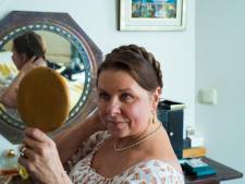 Doordeweeks is Karen (62) copywriter, in het weekend verkleedt ze zich en speelt ze de tijd van Jane Austen na