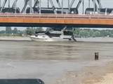 Plezier­jacht ramt door hoogwater brug in Zutphen