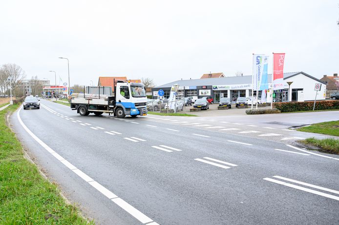 Links afslaan naar de Oudeweg, waar het nieuwe PostNL-Punt is gevestigd, mag nu nog. Snel doortrekken die dubbele streep, adviseert coalitiepartij Leefbaar uit het oogpunt van de verkeersveiligheid.