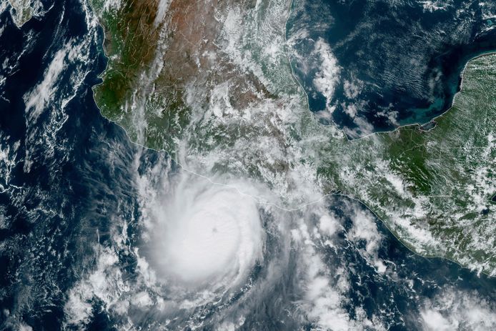 Satellietbeelden tonen hoe storm Otis dinsdag is uitgegroeid tot een orkaan en zo de Mexicaanse kust nadert.