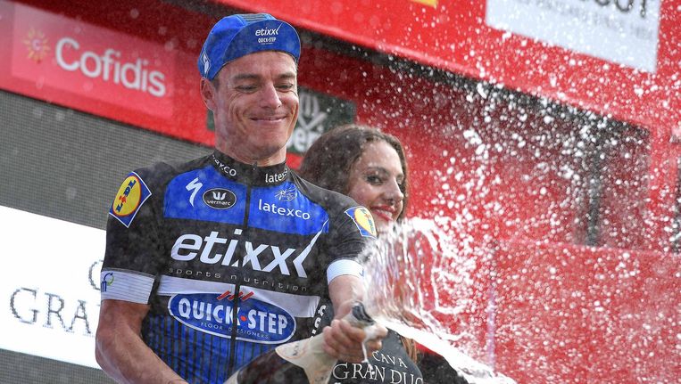 Meersman spuit met de champagne na zijn tweede ritoverwinning in de Vuelta van vorig jaar. Beeld TDW