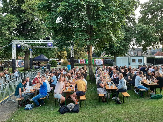 Vrijdagavond werd in park De Geuren in hartje Hellendoorn een bingo gehouden, waaraan zo'n 250 jongeren deelnamen.
