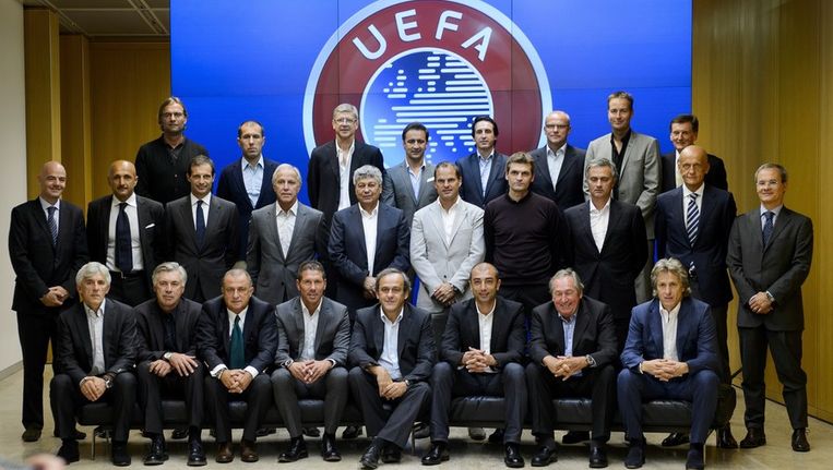 De UEFA-bijeenkomst van toptrainers, met in het midden in het grijze pak Ajax-coach Frank de Boer. Beeld afp