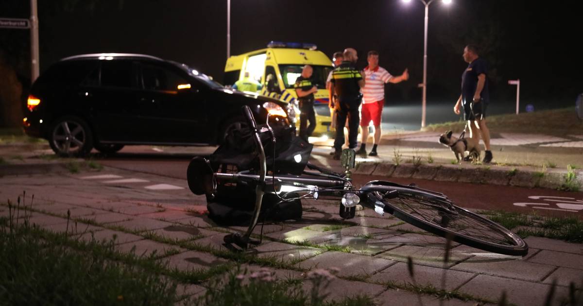 Fietser gewond na aanrijding met auto in Oss.