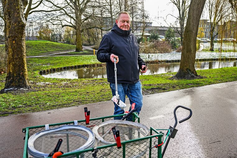 Dirk Groot vist zwerfafval op in het centrum van Purmerend en registreert het spul met zijn smartphone. Beeld Guus Dubbelman / de Volkskrant
