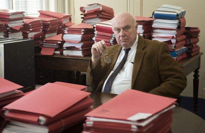 Curator Jan van der Hel met een deel van het omvangrijke faillissementsdossier van projectontwikkelaar Megahome.