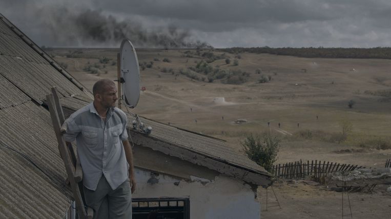 De film ‘Klondike’ begint op 17 juli 2014, de dag dat vlucht MH17 wordt neergehaald en vlakbij het huis van het Oekraïense echtpaar Tolik en Irka neerstort.  Beeld 