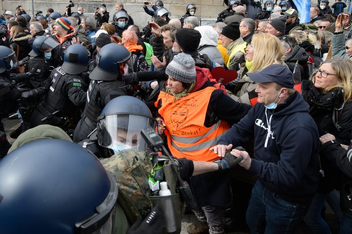De politie raakte slaags met betogers in Kassel in Duitsland.