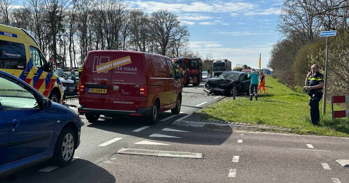 Frontale aanrijding op N35 bij Nijverdal, weg richting Wierden voorlopig afgesloten.
