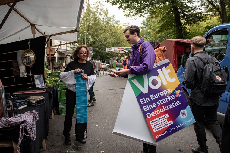 Paul Loeper deelt flyers uit voor Volt. Onder zijn arm posters die hij op lantaarnpalen gaat aanbrengen. Beeld Kerem Uzel