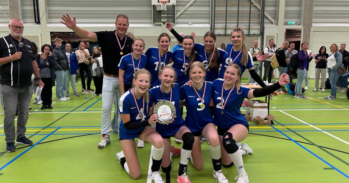 Jeugdige volleybalsters van DeVoKO uit Denekamp winnen Nederlandse titel met overmacht: ‘We hebben c