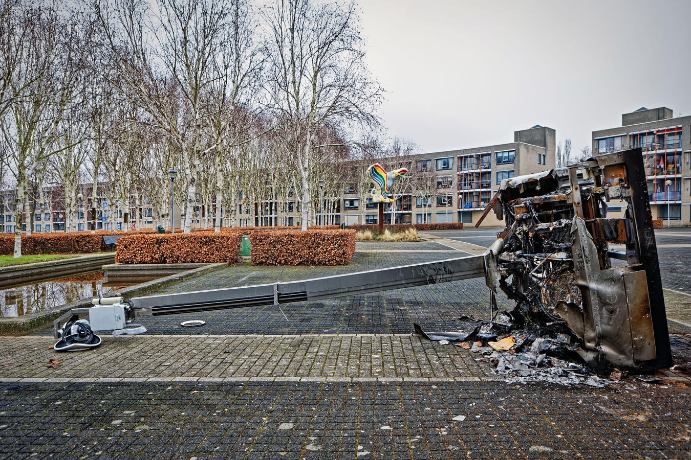 Een gesloopte en in brand gestoken beveiligingscamera op het Groenedijkplein in Breda-Noord. In 2040 is dit echt iets uit het verleden.