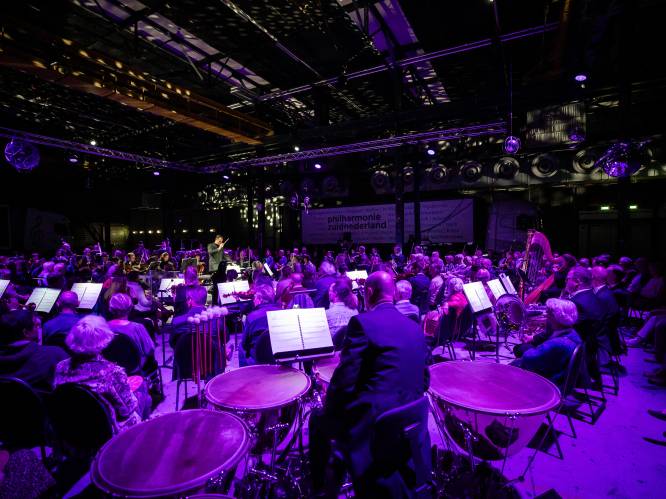 Tússen de musici doet de muziek meer dan anders