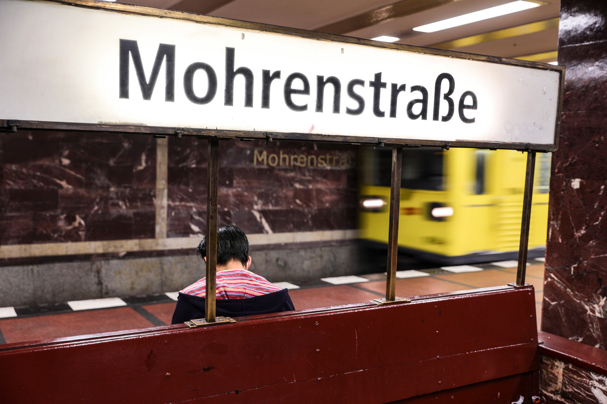 Het Berlijnse ov-bedrijf BVG wilde de naam voor Mohrenstrasse veranderen, maar dat blijkt niet zo eenvoudig. Beeld EPA