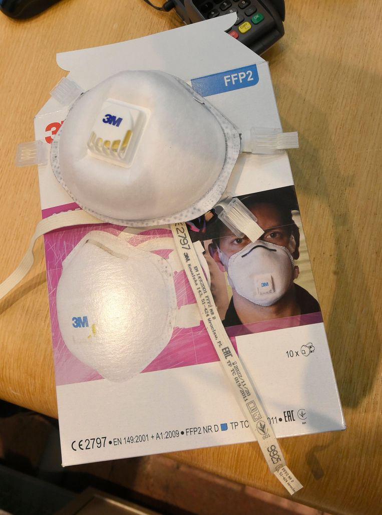 Een FFP2-masker van het merk 3M. Om coronapatiënten te behandelen volstaan chirurgische of stoffen maskers niet. Beeld Photo News