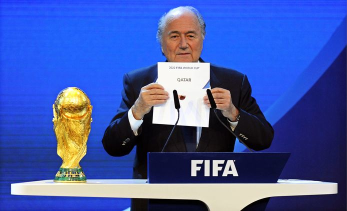 Toenmalig FIFA-voorzitter Sepp Blatter kondigt op 2 december 2010 Qatar aan als gastland voor het WK 2022.