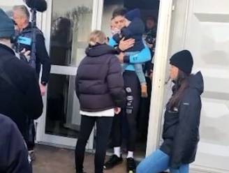 Vertederend: Wout van Aert troost wenend zoontje Georges en geeft ‘m zijn zilveren medaille