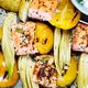 Recept: Zalm-venkel-citroenspiesen met dille-yoghurt
