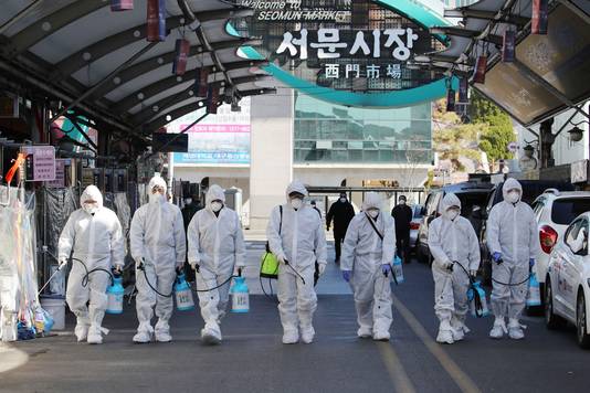Arbeiders ontsmetten een market in Daegu in Zuid-Korea.