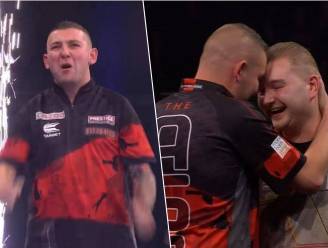 LIVE PREMIER LEAGUE DARTS. “Kijk eens, wát een emotie”: Van den Bergh verliest nagelbijter tegen Aspinall, die met vreugde geen blijf weet