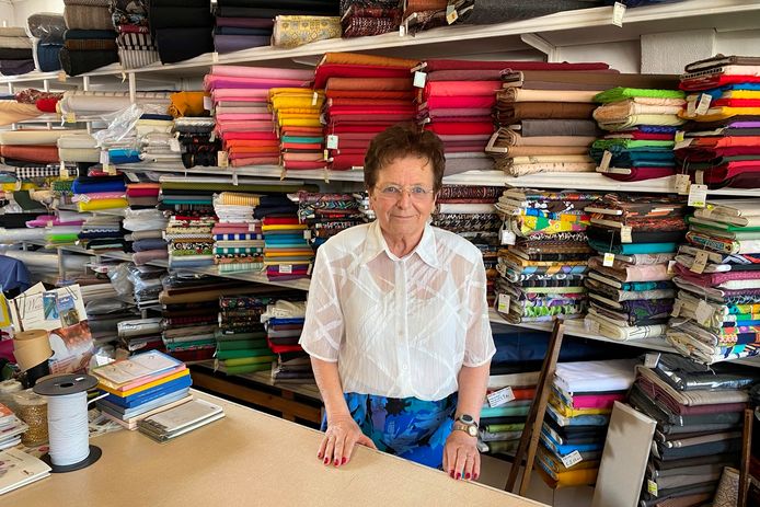 Lena Goeman (86) van modewinkel Goeman houdt uitverkoop alvorens te verhuizen naar een assistentieflat.