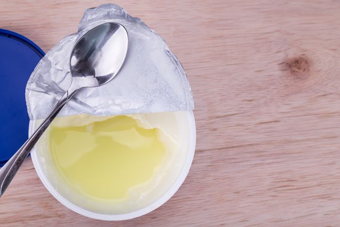 Wat is dat waterachtige laagje op je yoghurt? Professor legt uit wat je er best mee doet.