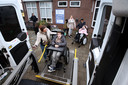 Bij stichting Sosijs worden meervoudig gehandicapte kinderen in een rolstoelbus geholpen.