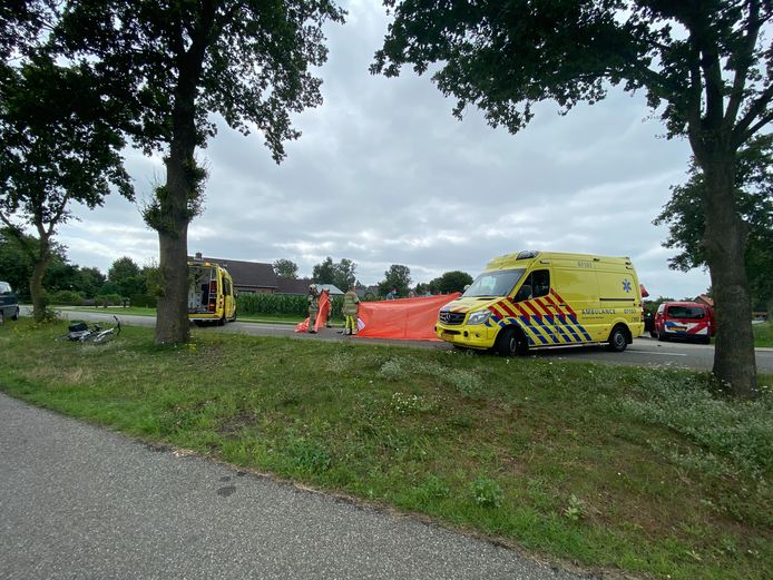 Hulpdiensten ontfermen zich over het slachtoffer in Lunteren.