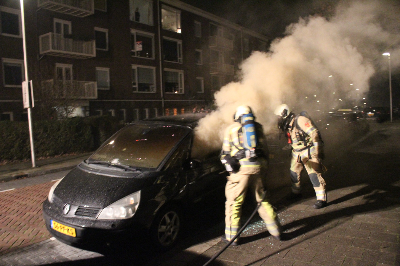 Zeer veel branden in Nieuwjaarsnacht, hulpverleners bekogeld met