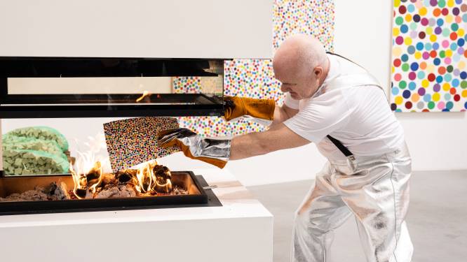 Damien Hirst verkoopt eigen kunstwerken als NFT's en steekt ze dan in brand
