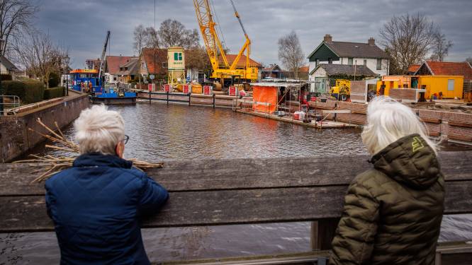 Boten binnenkort weer door kolksluis in Ossenzijl nu nieuwe kademuur klaar is