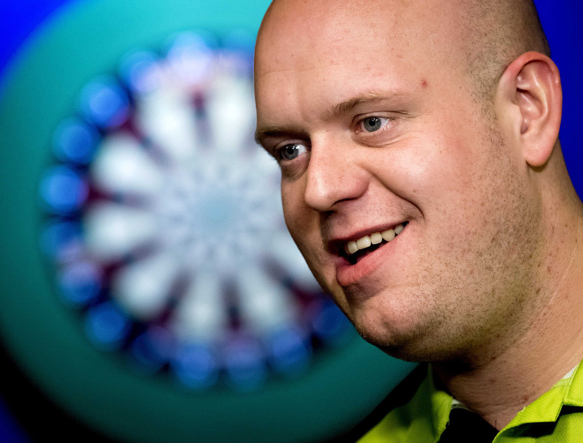 ‘Papa prik’ Michael van Gerwen negen dagen na operatie in Ziggo Dome ‘Eerste pijlen waren