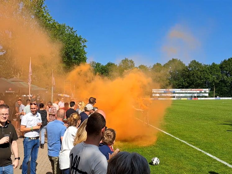 VV Emst vs. FC de Rebellen: stralend weer en een prima sfeer