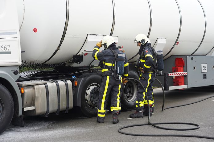 Een vrachtwagen is woensdagochtend in brand gevlogen op de Bredaseweg in Tilburg.