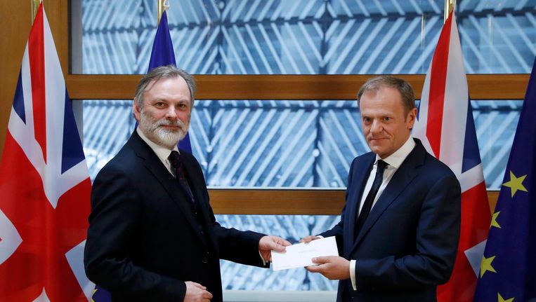 Britse vertegenwoordiger bij de EU, Tim Barrow (links), overhandigt de Brexit-brief aan EU President Donald Tusk Beeld reuters