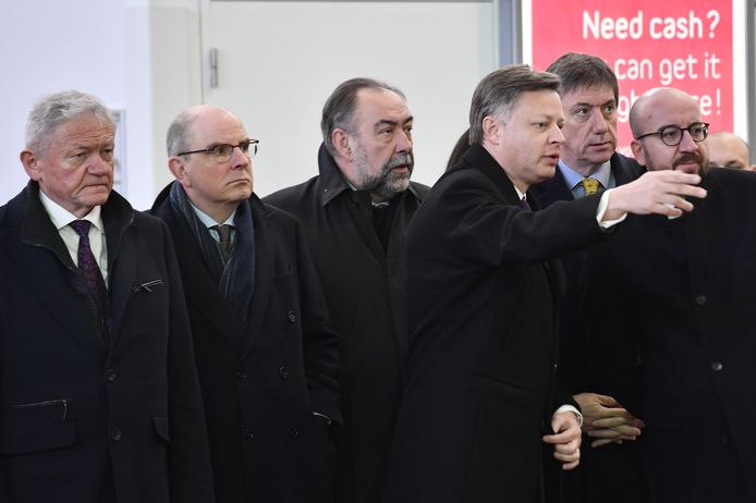 Premier Charles Michel en verschillende topministers woonden de korte plechtigheid op Brussels Airport bij.