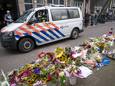 Mensen laten bloemen, kaarsjes en steunbetuigingen aan Peter R. de Vries achter in de Lange Leidsedwarsstraat in het centrum van Amsterdam. De misdaadverslaggever ligt zwaargewond in het ziekenhuis, na een aanslag op zijn leven.
