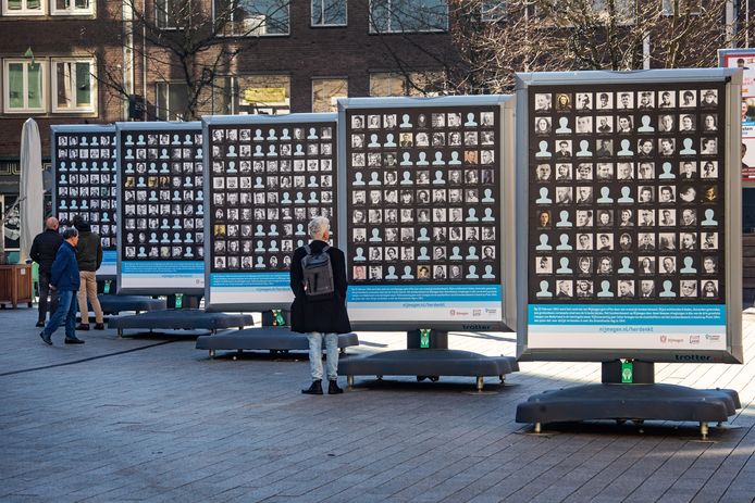 De foto's en namen van de slachtoffers van het bombardement op Nijmegen op Plein ’44.
