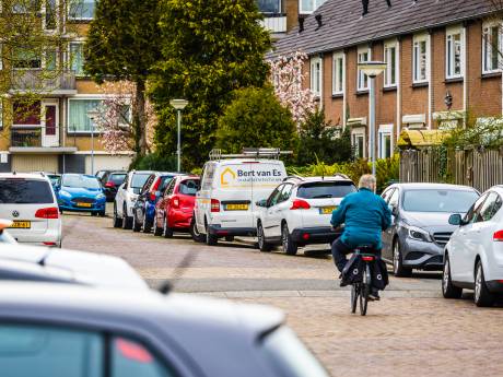 Moet deze wijk nu ook geloven aan betaald parkeren? Inwoners zetten hakken in het zand: ‘Geldklopperij!’
