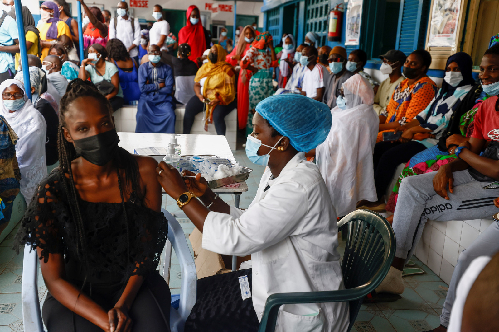 Inwoners van Dakar krijgen hun vaccin toegediend.  Beeld REUTERS