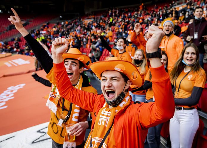 Ook de 5.000 toeschouwers die toegelaten waren tijdens de voetbalinterland Nederland - Letland afgelopen 27 maart, ondergingen eigenlijk een experiment van de Nederlandse overheid.
