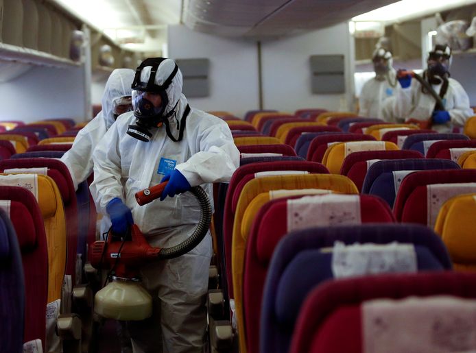Een passagiersvliegtuig van Thai Airways wordt gedesinfecteerd in Thailand.  De maatregel past in een poging van de Thaise autoriteiten om de verspreiding van het 2019-nCoV-virus te beperken.