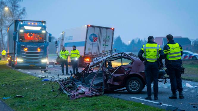 Zware crash in Varsseveld: bestuurder (25) met stoel en al uit auto geslingerd, zwaargewond naar ziekenhuis