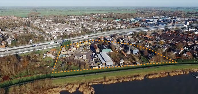 Hardinxveld-Giessendam met binnen het gearceerde gebied De IJzergieterij.
