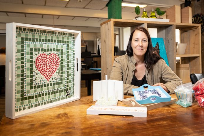 Jessica Homs uit Nijverdal zoekt badkamertegels. Niet om een ruimte mee te betegelen, maar voor de dagbesteding. Om mozaïeken mee te maken.